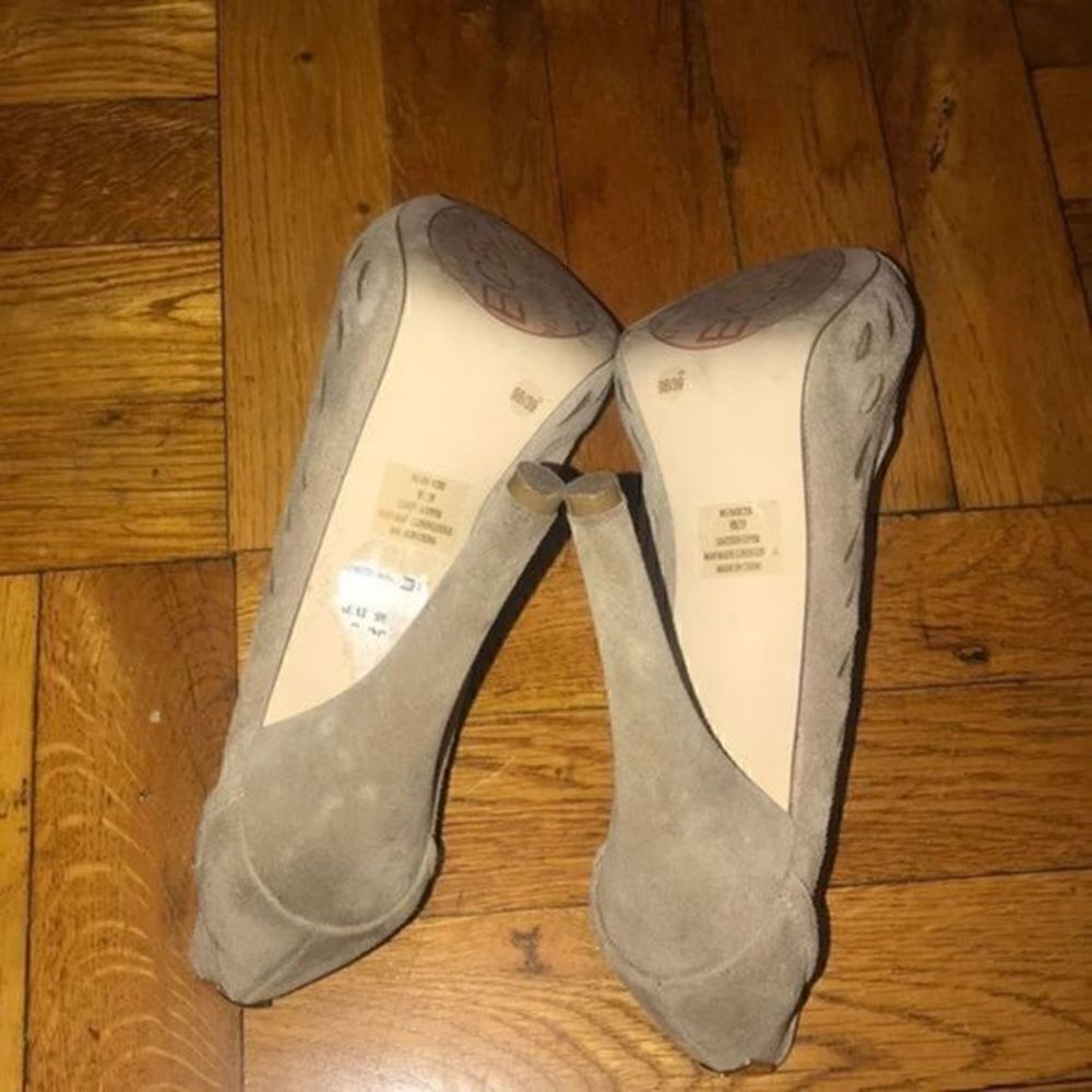 BCBG Darcee Suede Peep Toe shoe size 9 - Picture 3 of 4